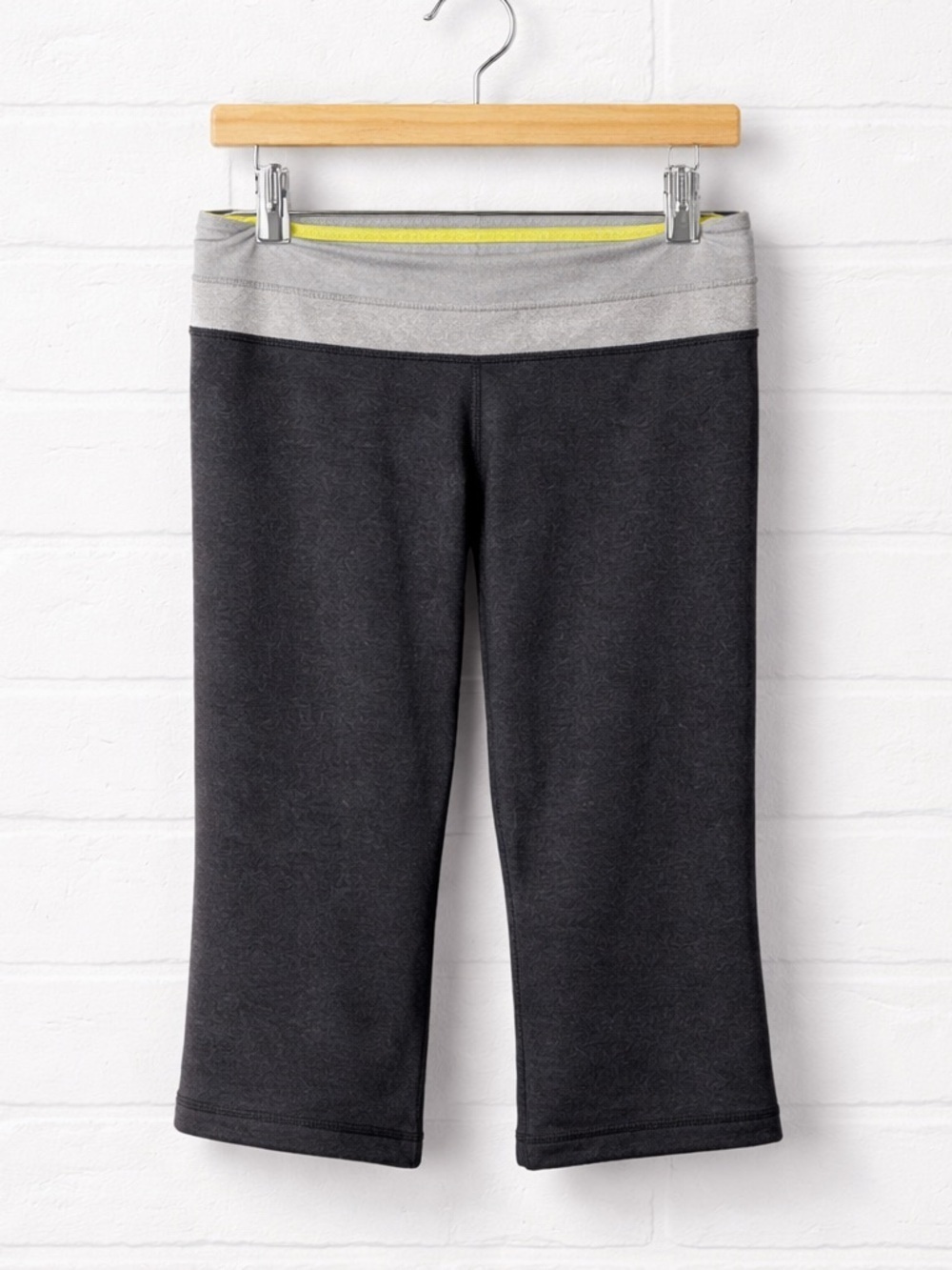 Lululemon Athletica Gray and Black Capris | Y2K | Size 6